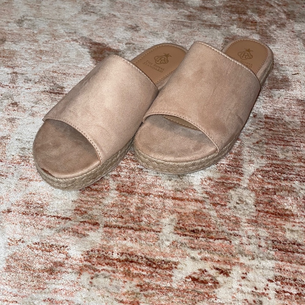 Perfect nude slip on sandals to go with everything in your closet!